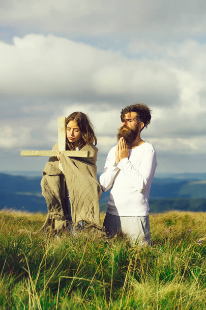 Couple pray on meadow - Foto, afbeelding