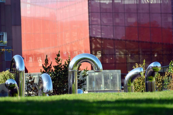 Instalação de arte pública na frente moderna building.Decorative tubos de aço inoxidável
 - Foto, Imagem