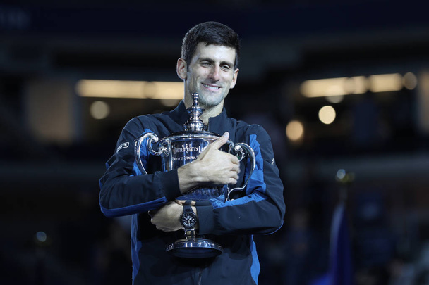 NEW YORK - SEPTEMBER 9, 2018: 2018 US Open champion Novak Djokovic of Serbia posing with US Open trophy during trophy presentation after his final match victory against Juan Martin del Potro - Foto, afbeelding