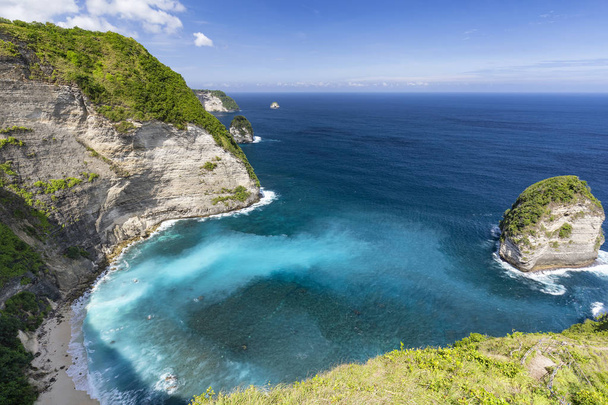 Pulaung скелі і невеликий пляж Kelingking розташований в Нуса Пеніда, Індонезія.  - Фото, зображення