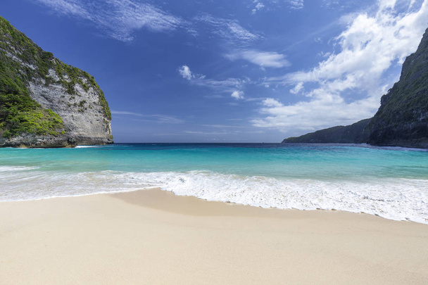 Une plage de sable blanc tropical, Kelingking Beach sur Nusa Penida en Indonésie
.  - Photo, image