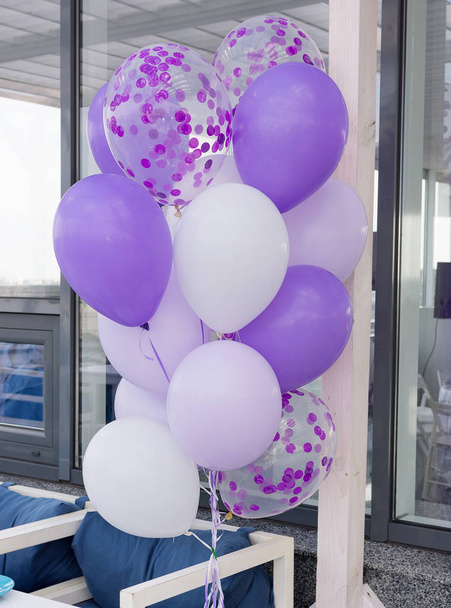 Grupo inflável de balões no restaurante
 - Foto, Imagem