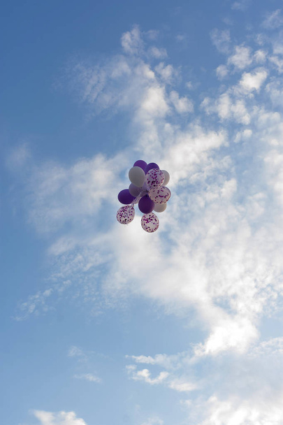 Grupo inflável de balões no céu
 - Foto, Imagem