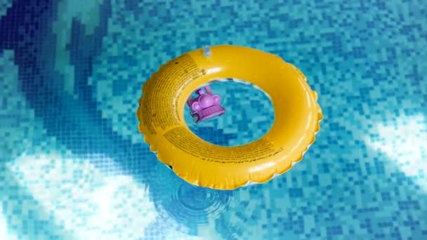 プールで水に浮かぶ黄色の inflatble リングの 4 k 映像 - 映像、動画