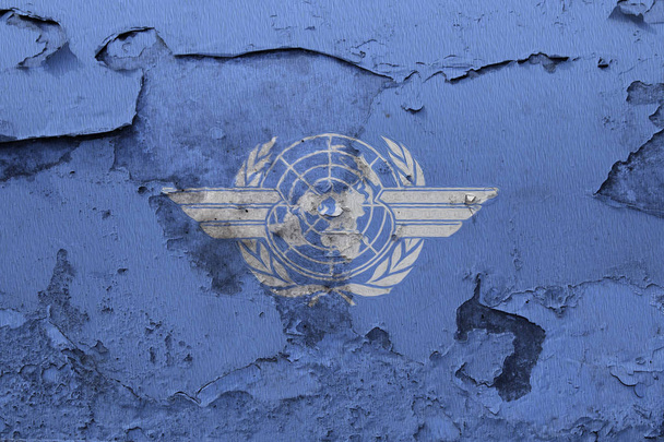 ICAO lobogó festve a repedt betonfal - Fotó, kép