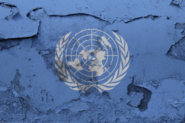 Drapeau des Nations Unies peint sur le mur de béton fissuré
 - Photo, image