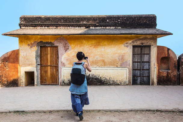 Девушка фотографирует в Форт-Амере. В Индии. Укрепленная резиденция Раджа Ман Сингха.В северном пригороде Джайпура, на гребне скального холма за озером Маота
. - Фото, изображение