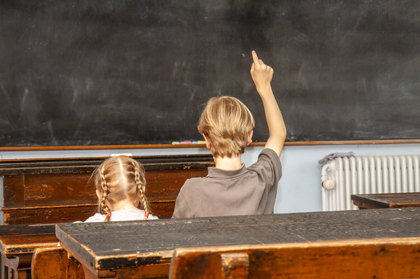 Concetto di istruzione primaria pubblica con ragazzo e ragazza seduti in classe
 - Foto, immagini