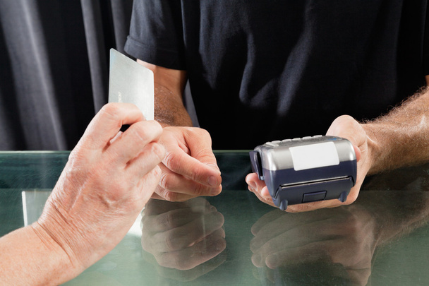 πελατών που πληρώνουν μέσω πιστωτικής κάρτας στο κομμωτήριο - Φωτογραφία, εικόνα