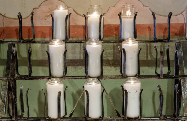 Quemando velas votivas en una iglesia. Mission Soledad, California, EE.UU.
. - Foto, imagen