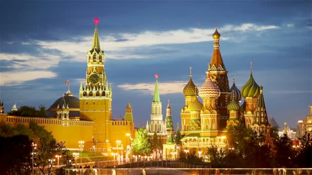 Blick auf Moskaus Wahrzeichen bei Sonnenuntergang vom Zaryadye Park - Filmmaterial, Video