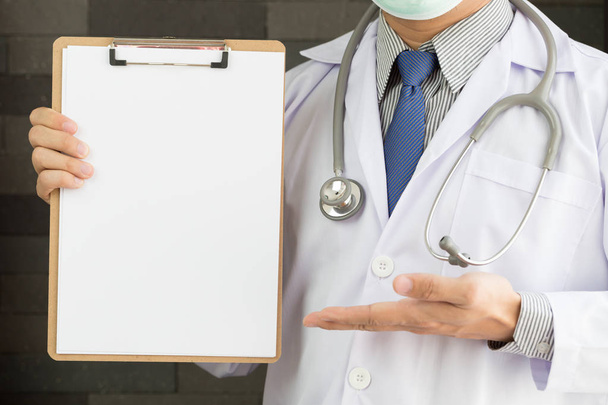 Médico mostrando área de transferência em branco
 - Foto, Imagem