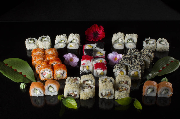 sushi sobre un fondo negro - Foto, Imagen