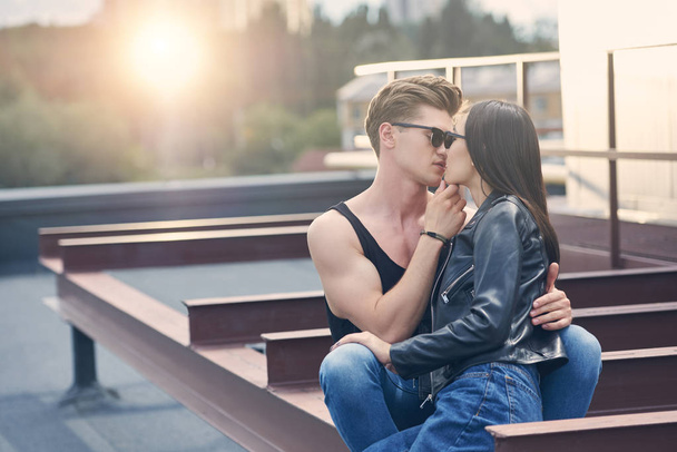 Interracial sıcak seksi çift güneş ışığı ile kentsel çatı öpüşme - Fotoğraf, Görsel