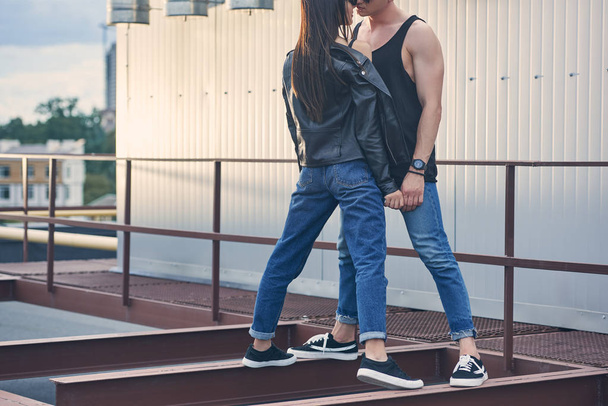 cropped view of sexy couple flirting on urban roof - Foto, Imagen