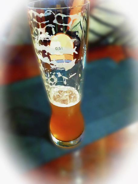Ποτήρι μπύρα με θολή φόντο με βινιετάρισμα - Φωτογραφία, εικόνα