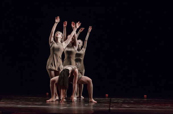 DNIPRO, UCRANIA - 7 DE SEPTIEMBRE DE 2018: Ballet moderno realizado por miembros del Teatro Académico Dramático Mykolayiv
. - Foto, imagen