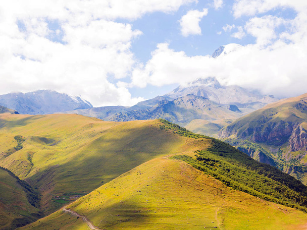 Τα βουνά της Γεωργίας του φθινοπώρου, Kazbegi - Φωτογραφία, εικόνα