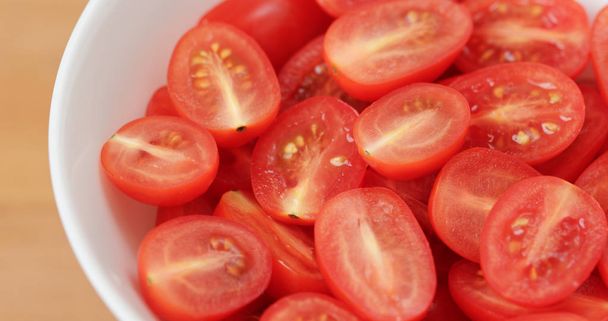 Tomates cerises fraîches dans un bol
 - Photo, image