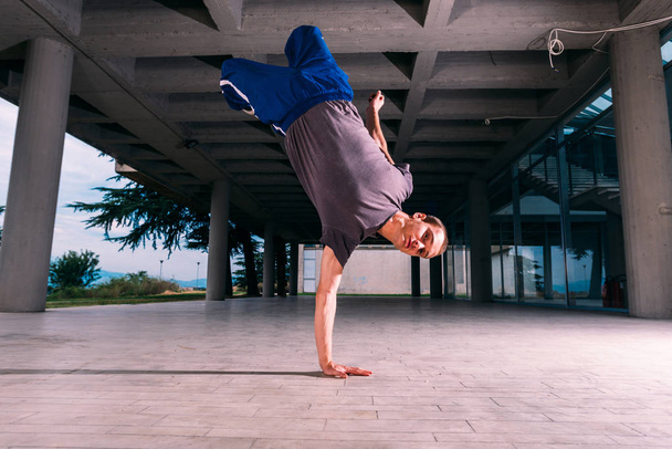 Fitness chlap, aby handstand v centru města - Fotografie, Obrázek