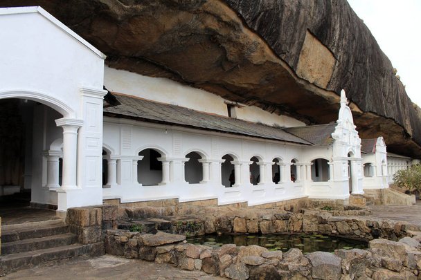 The Dambulla Cave Temple, under an overhanging rock. The largest complex in Sri Lanka. Taken in Srilanka, August 2018. - Foto, Imagen