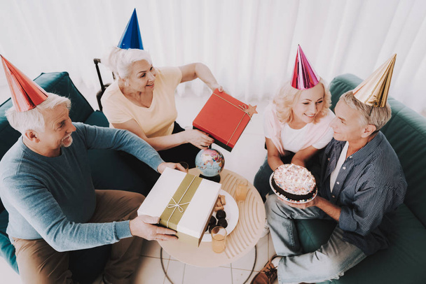 Old Couple Celebrating Birthday before Departure. Senior Person in Airport. Tourism Concept. Old Couple in Voyage. Celebrating Birtsday. Vacation for Pensioner. Travelers on Vacation. - Foto, imagen