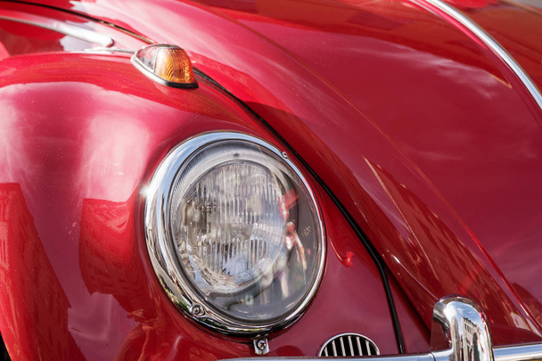 Blinkry a světlomety. Čelní pohled auto v červené barvě - Fotografie, Obrázek