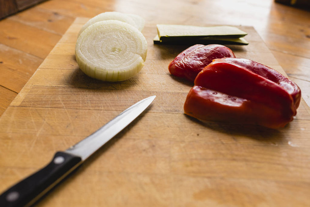 Verduras frescas cortadas con cuchillo en la cocina
. - Foto, Imagen
