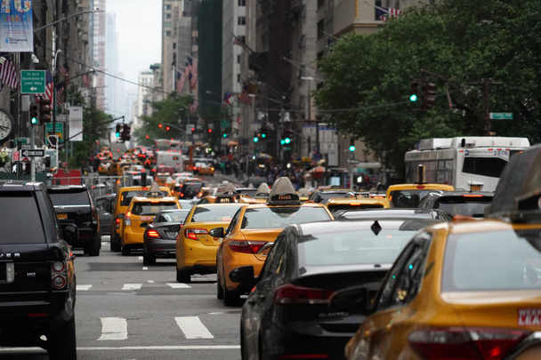 NEW YORK, USA - toukokuu 25 2018 - Keltaiset taksit ja autot jumissa liikenteessä Manhattanin keskikaupungilla
 - Valokuva, kuva