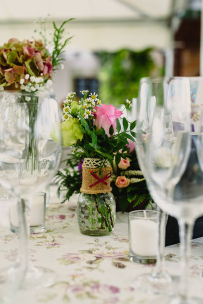 Decoration of the centerpieces of a wedding with the cutlery and vintage details. - Photo, Image