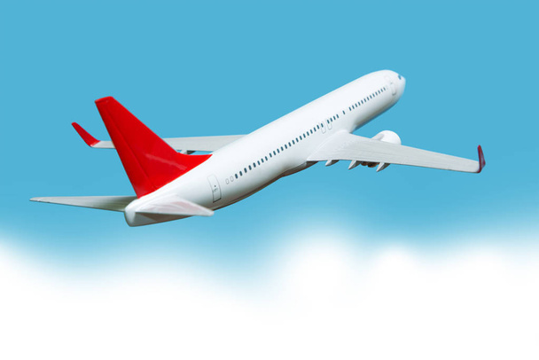 bílá osobní letadlo letí nad mraky - Fotografie, Obrázek