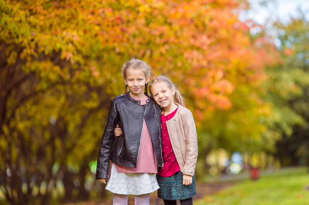 Rozkošné holčičky v teplý den v podzimním parku venku - Fotografie, Obrázek