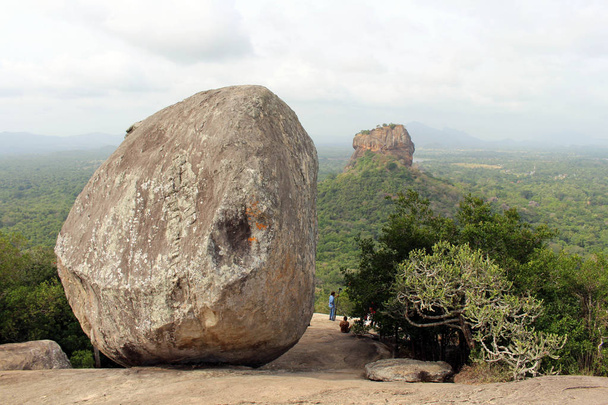 Rocks and Sigiriya - The Lion Rock-, as seen from Pidurangala Rock. Taken in Sri Lanka, August 2018. - Foto, Imagen