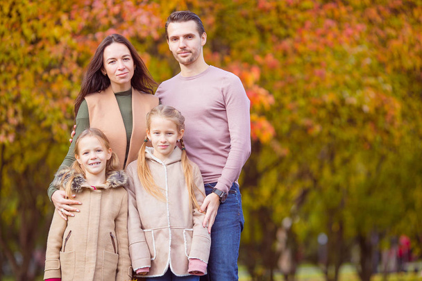 Portret czteroosobowej szczęśliwej rodziny jesienią - Zdjęcie, obraz