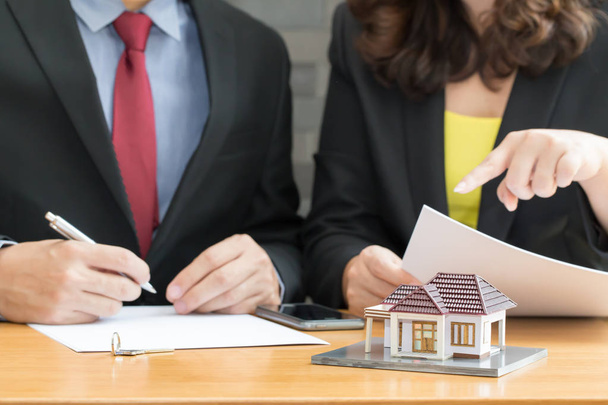 Pankit hyväksyvät lainat asuntojen ostamiseen. Myydä talon käsite
 - Valokuva, kuva