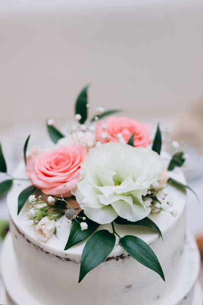 wedding cake with red and white flowers - Φωτογραφία, εικόνα
