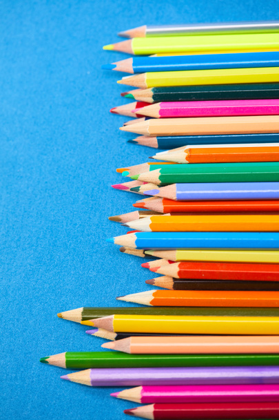 assortiment van kleur potloden op blauwe achtergrond - Foto, afbeelding