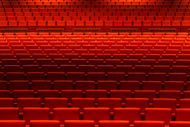 Kırmızı sinema veya tiyatro koltuk, sandalye ile boş oditoryum - Fotoğraf, Görsel