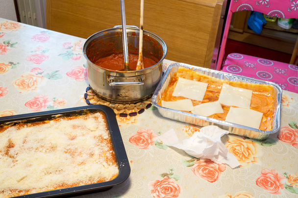 kézzel készített olasz lasagna, lasagna alla bolognese - Fotó, kép