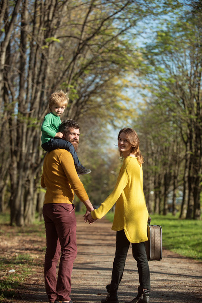 Familie auf Wanderabenteuer durch Wald. Vater gibt Kind Huckepackfahrt auf Wanderweg Es ist ein echtes Vergnügen - Foto, Bild