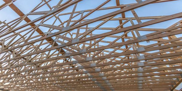 Um telhado de madeira aberto com vigas de madeira pano
 - Foto, Imagem