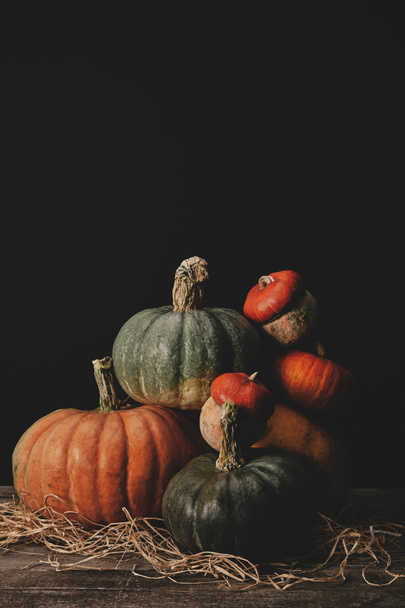 pile of ripe pumpkins on table, halloween concept - Foto, afbeelding