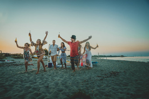 Heureux groupe d'amis célébrant et s'amusant sur la plage - Les jeunes en vacances d'été
 - Photo, image