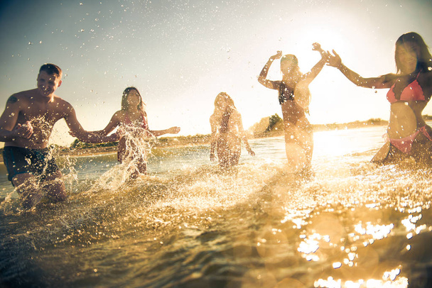 Group of friends having fun at the sea - Happy young people on a summer vacation at the beach - Foto, Imagen