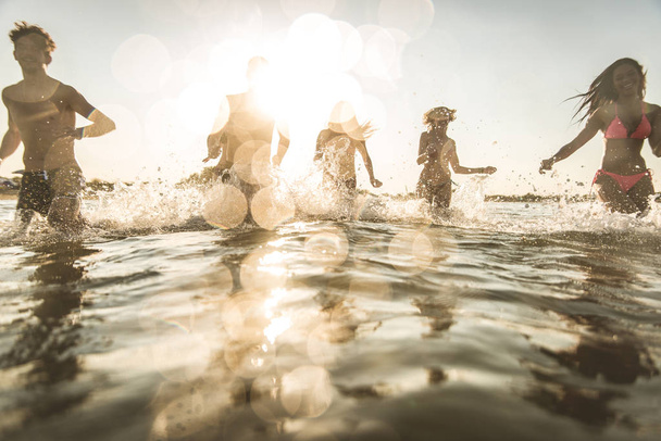 Group of friends having fun at the sea - Happy young people on a summer vacation at the beach - Fotografie, Obrázek