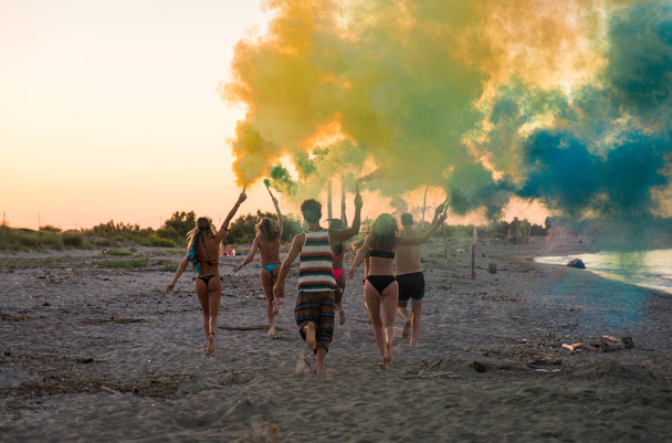 Heureux groupe d'amis célébrant et s'amusant sur la plage - Les jeunes en vacances d'été
 - Photo, image