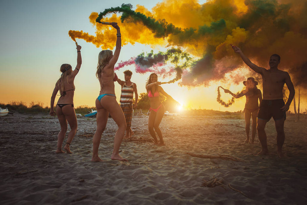 fröhliche Gruppe von Freunden feiert und amüsiert sich am Strand - junge Leute im Sommerurlaub - Foto, Bild