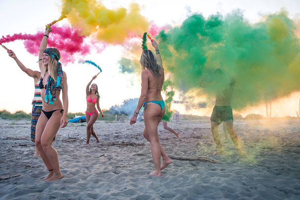 友人を祝うとビーチ - 夏の休日に若い人々 に楽しんで幸せなグループ - 写真・画像