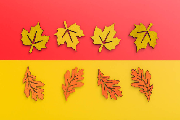 Figurines de feuilles en bois jaune et orange. Fond d'automne rouge et jaune avec espace de copie
. - Photo, image