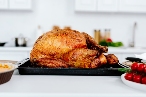 Detailní záběr čerstvě pečené Turecko na stole v kuchyni pro den díkůvzdání - Fotografie, Obrázek